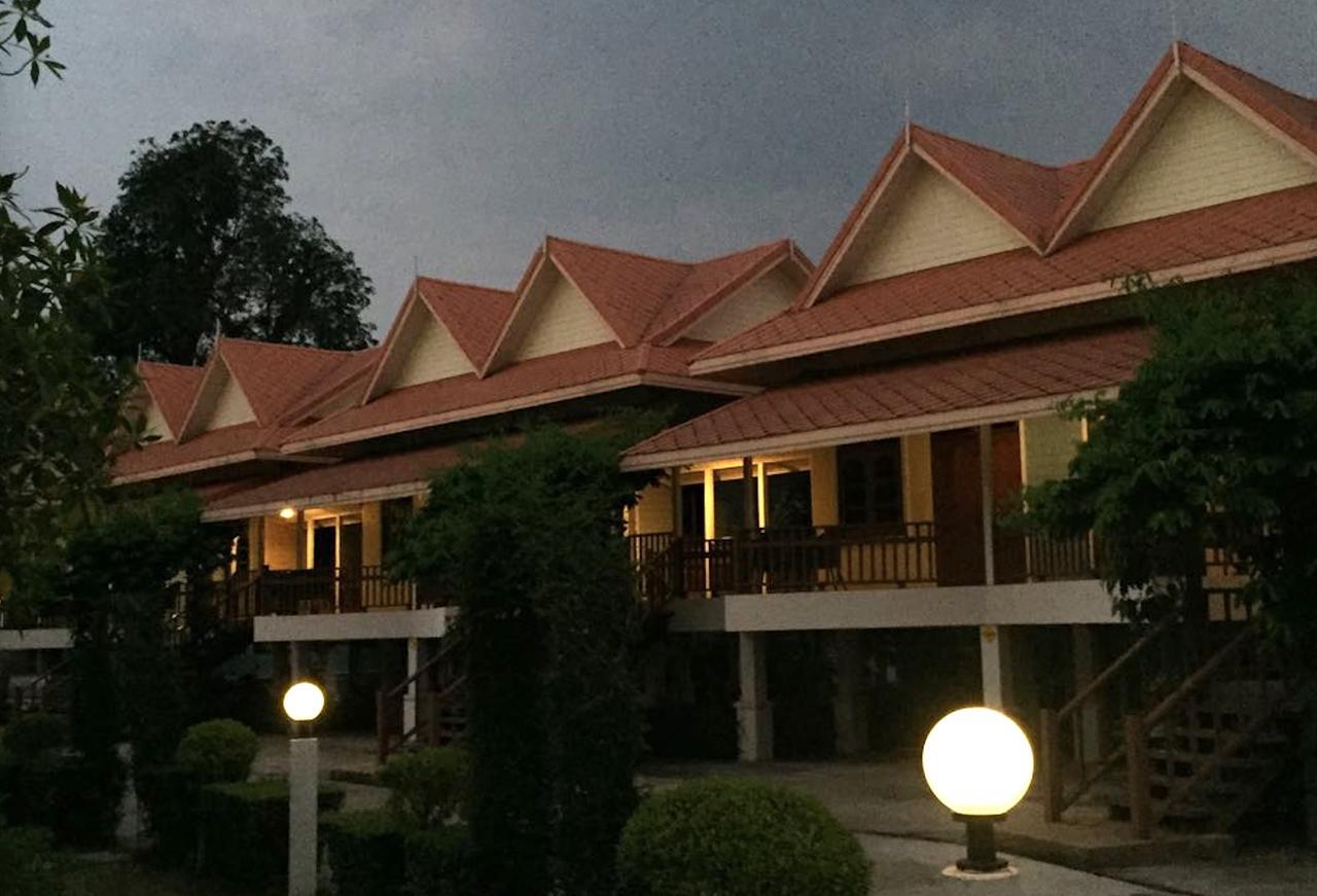 Maeping Mango Riverside Resort Kamphaeng Phet Exterior foto
